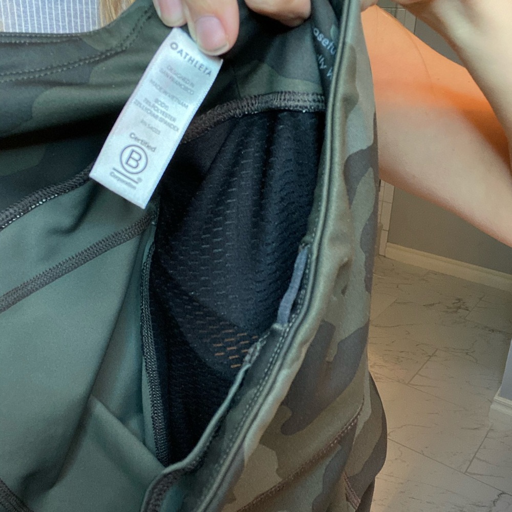 Athleta Camo Contender 7/8 Tight in olive camo - Picture 9 of 9